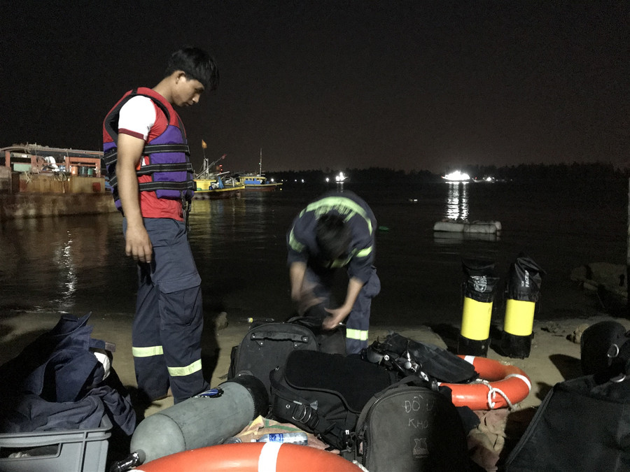 Tìm thấy thi thể 2 trong 5 nạn nhân mất tích vụ lật ghe trên sông Thu Bồn ảnh 2