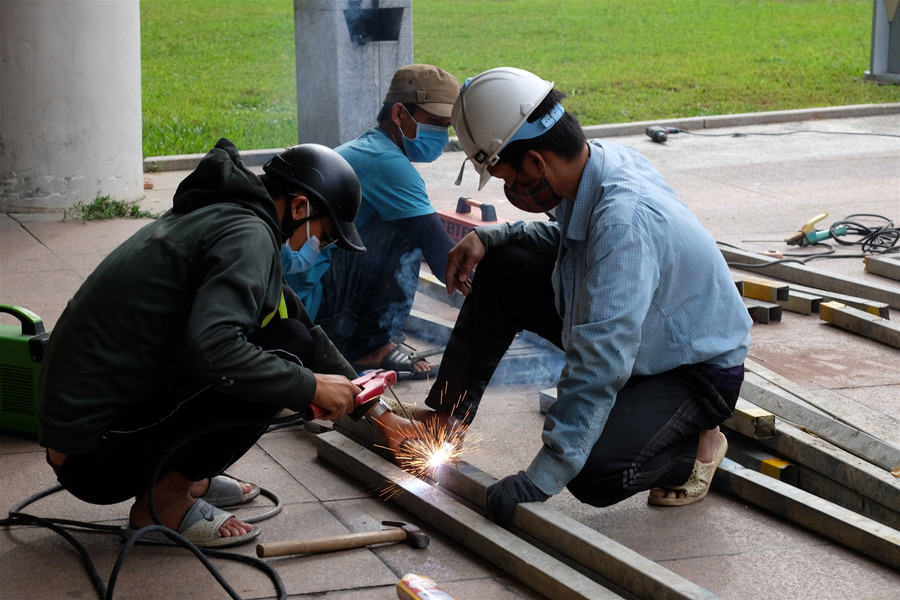 Khẩn trương đẩy nhanh tiến độ thi công bệnh viện dã chiến ở Cung thể thao Tiên Sơn ảnh 8