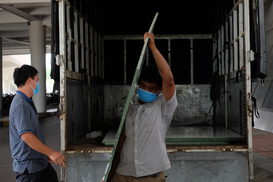 Khẩn trương đẩy nhanh tiến độ thi công bệnh viện dã chiến ở Cung thể thao Tiên Sơn ảnh 4