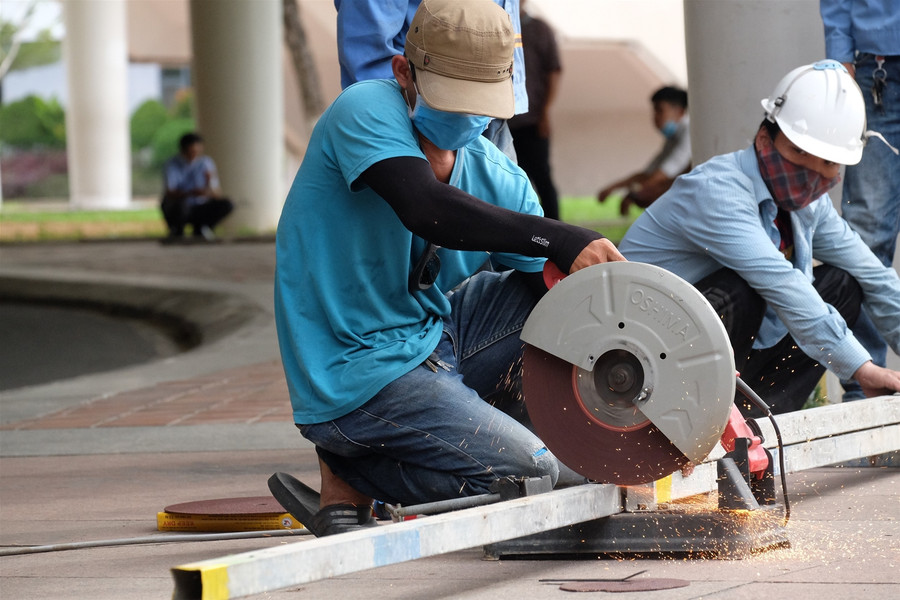 Khẩn trương đẩy nhanh tiến độ thi công bệnh viện dã chiến ở Cung thể thao Tiên Sơn ảnh 10