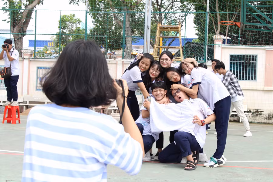 Lễ tri ân đặc biệt, học sinh chia tay thầy cô ngay trong lớp học ảnh 4