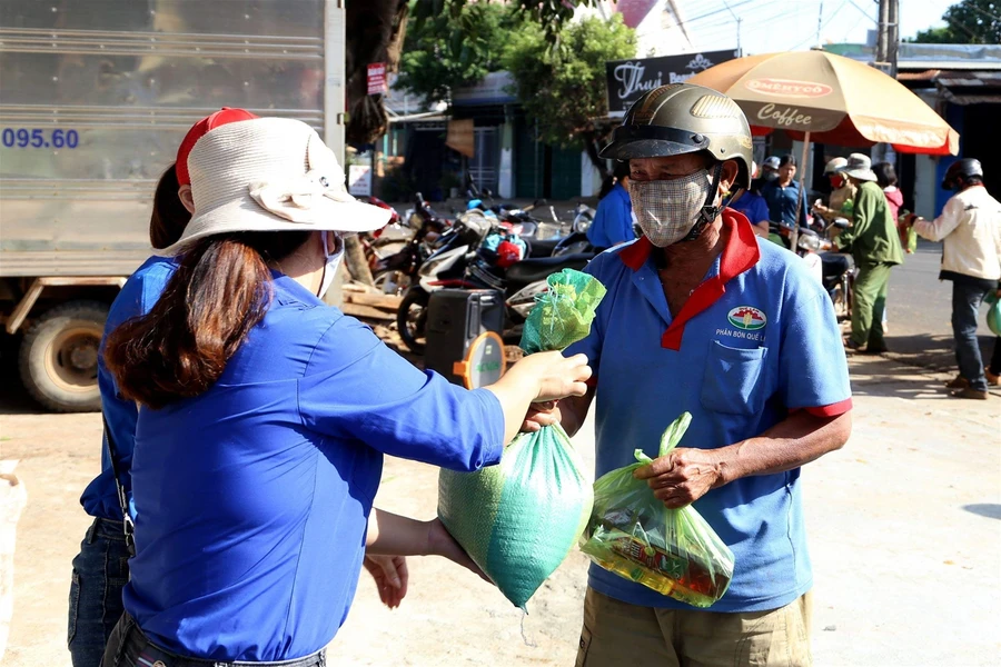 Hỗ trợ người bán vé số do ảnh hưởng của dịch Covid-19