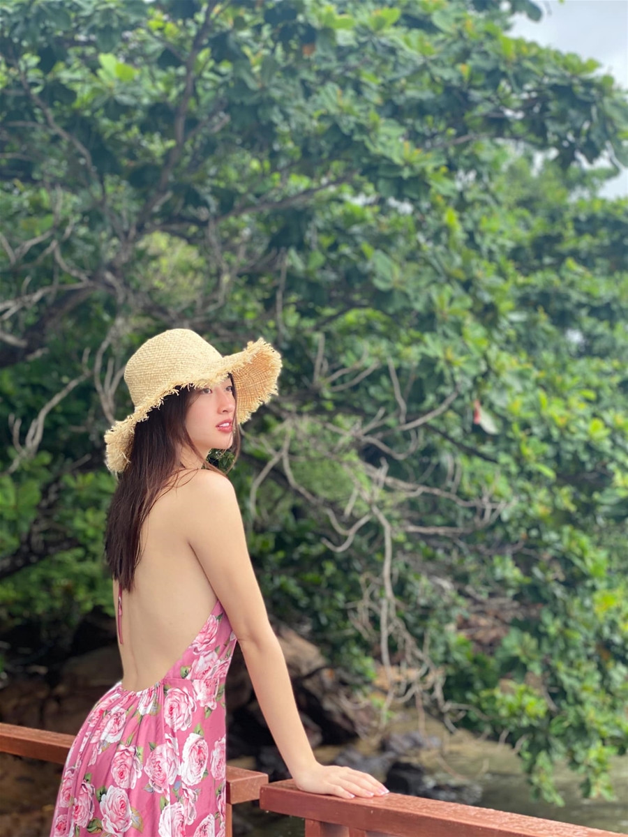 Hoa hậu Lương Thùy Linh khoe body chuẩn tại Phú Quốc ảnh 8 Hoa hậu Lương Thùy Linh khoe body chuẩn tại Phú Quốc ảnh 8