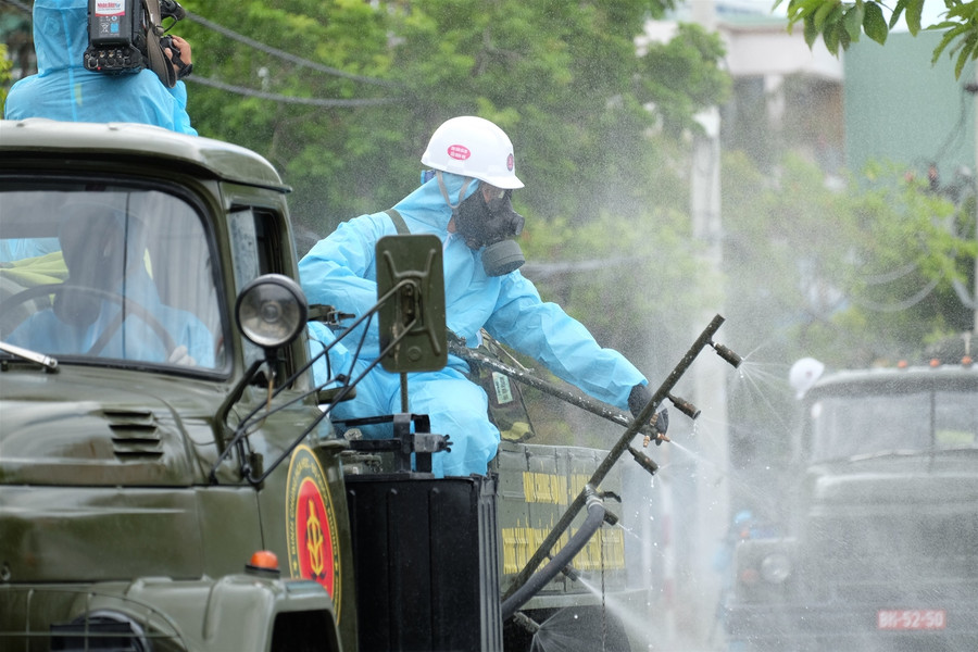 Cận cảnh chiến sĩ Binh chủng hóa học khử khuẩn khu vực Sơn Trà ảnh 6