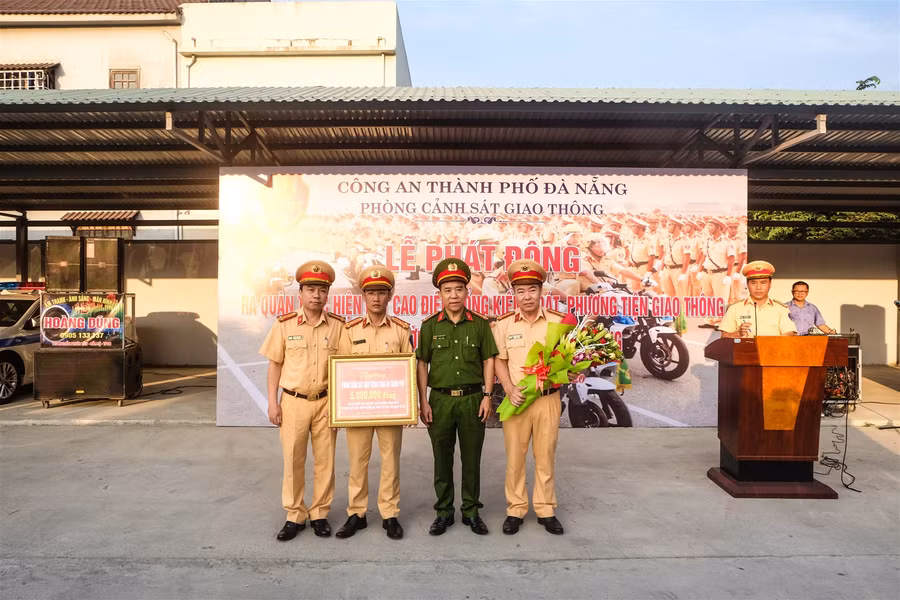 Đà Nẵng: CSGT đồng loạt ra quân tổng kiểm soát các loại xe ảnh 5