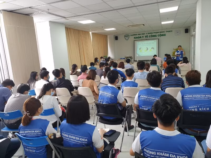 Thầy trò trường Y “xung phong ra trận” ảnh 1