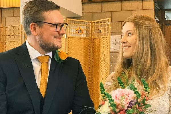 Phát hiện bạn gái ung thư chàng trai làm một chuyện khiến hàng triệu người rơi nước mắt