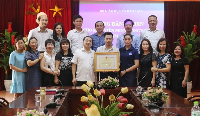 Sinh viên Lào cứu người đuối nước nhận Bằng khen của Bộ trưởng Bộ GD&ĐT ảnh 1
