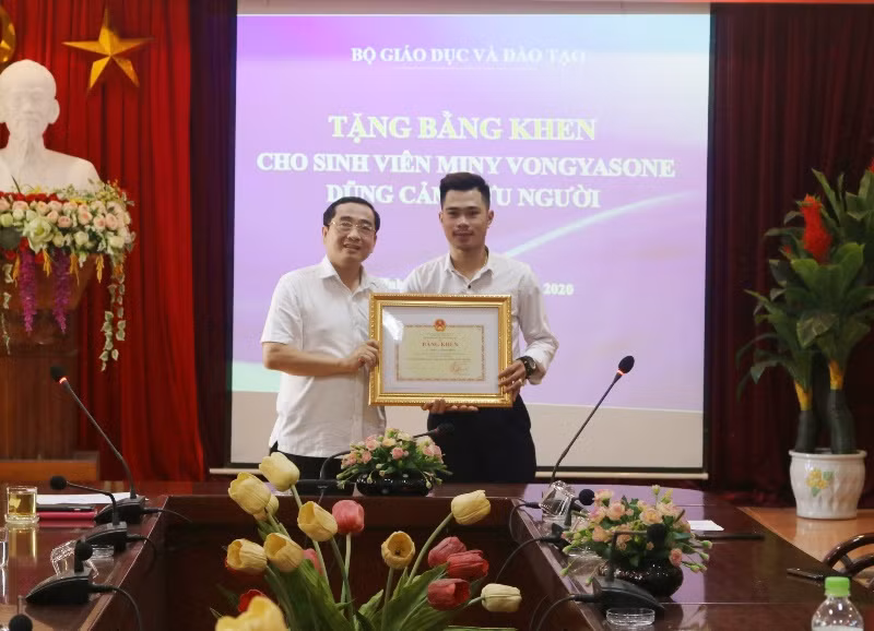 Sinh viên Lào cứu người đuối nước nhận Bằng khen của Bộ trưởng Bộ GD&ĐT