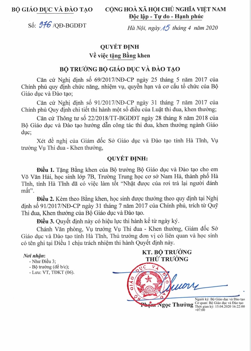 Bộ trưởng Bộ GD&ĐT khen thưởng học sinh trả lại 50 triệu đồng cho người đánh rơi ảnh 1