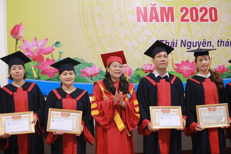 Trường Đại học Khoa học (ĐH Thái Nguyên) trao bằng cho 92 tiến sĩ, thạc sĩ ảnh 1