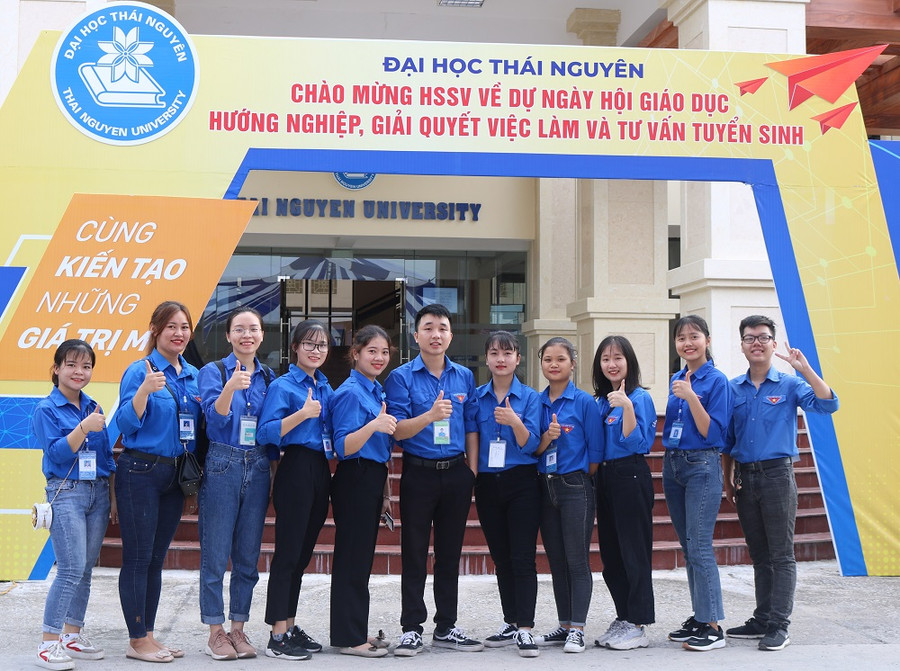 Hơn 2000 học sinh, sinh viên được tư vấn tuyển sinh, giới thiệu việc làm ảnh 3