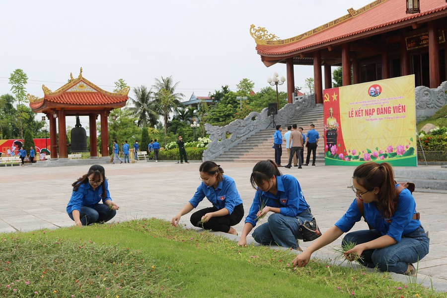 ĐH Y- Dược (ĐH Thái Nguyên): Tổ chức dâng hương tưởng niệm tại Khu di tích Thanh niên xung phong Đại đội 915 ảnh 2