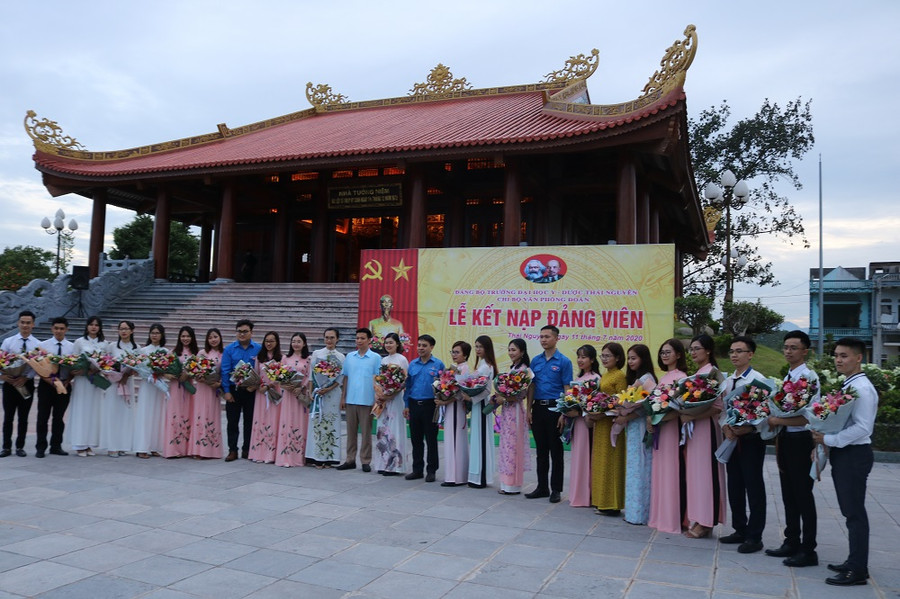 ĐH Y- Dược (ĐH Thái Nguyên): Tổ chức dâng hương tưởng niệm tại Khu di tích Thanh niên xung phong Đại đội 915 ảnh 1