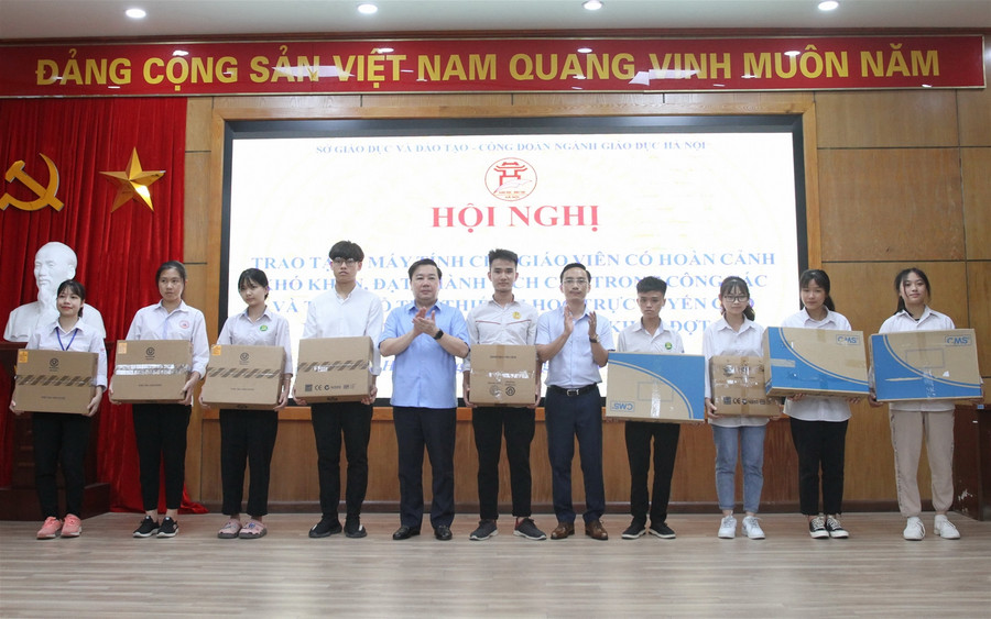 Trao tặng máy tính cho giáo viên, học sinh hoàn cảnh khó khăn ảnh 5