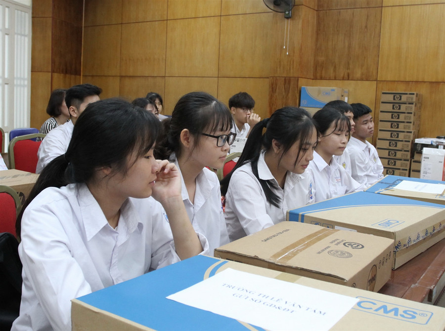 Trao tặng máy tính cho giáo viên, học sinh hoàn cảnh khó khăn ảnh 11