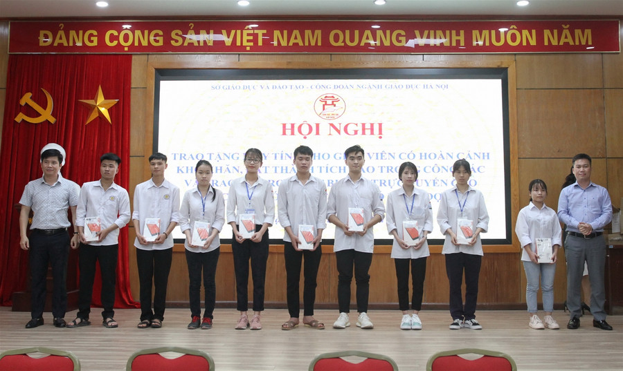 Trao tặng máy tính cho giáo viên, học sinh hoàn cảnh khó khăn ảnh 7