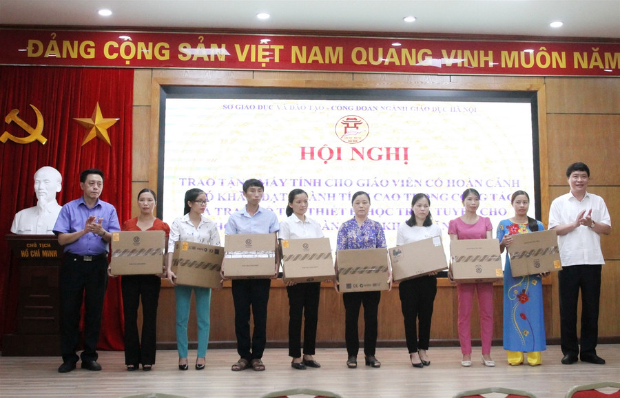 Trao tặng máy tính cho giáo viên, học sinh hoàn cảnh khó khăn ảnh 4