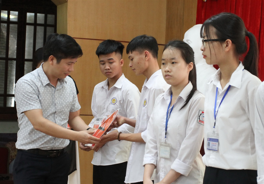 Trao tặng máy tính cho giáo viên, học sinh hoàn cảnh khó khăn ảnh 6