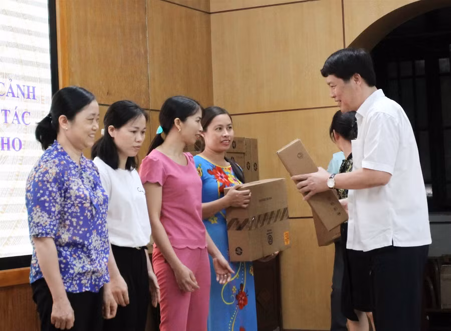 Trao tặng máy tính cho giáo viên, học sinh hoàn cảnh khó khăn ảnh 3