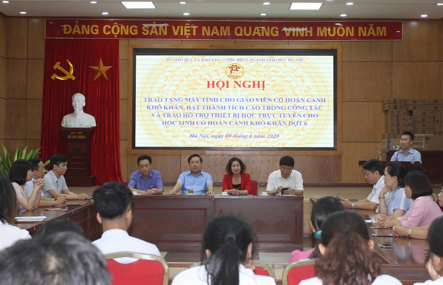Trao tặng máy tính cho giáo viên, học sinh hoàn cảnh khó khăn ảnh 10