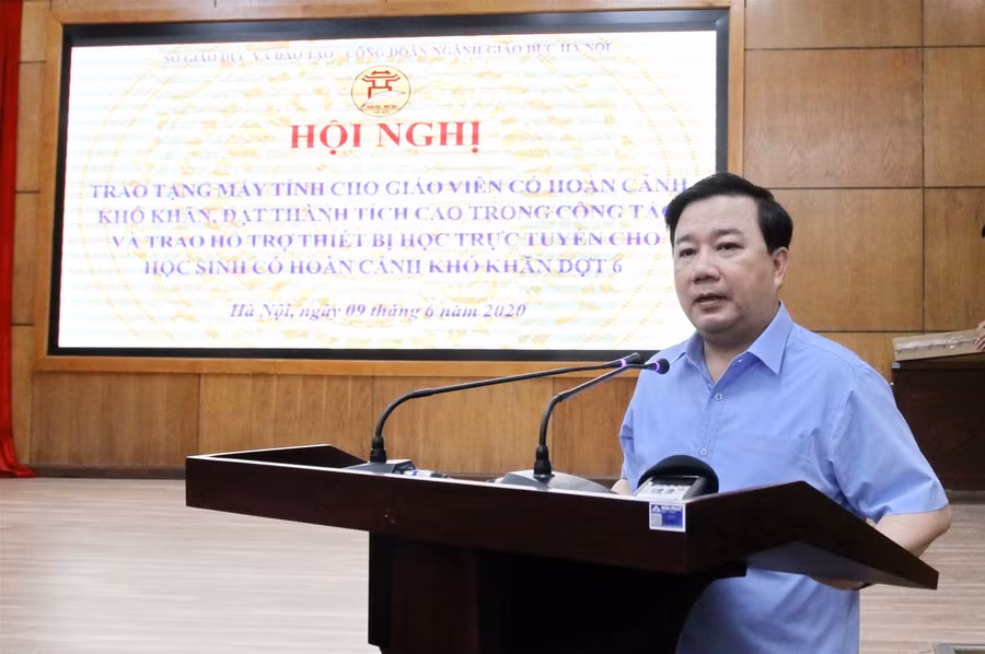 Trao tặng máy tính cho giáo viên, học sinh hoàn cảnh khó khăn ảnh 9