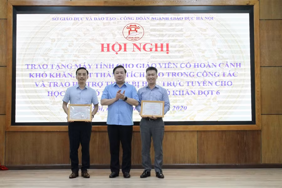 Trao tặng máy tính cho giáo viên, học sinh hoàn cảnh khó khăn ảnh 8