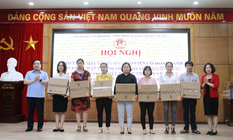 Trao tặng máy tính cho giáo viên, học sinh hoàn cảnh khó khăn ảnh 1