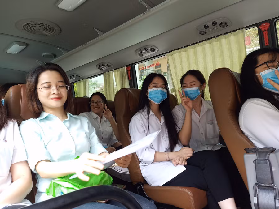 Thầy cô dậy sớm nấu ""xôi đỗ"" tiếp sức cho học trò đi thi ảnh 2