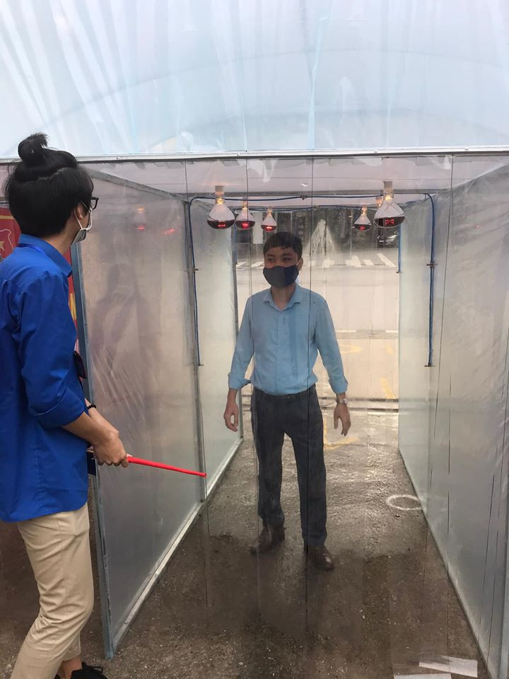 Học sinh Lào Cai chế tạo hệ thống khử trùng toàn thân phòng chống dịch Covid-19 ảnh 2