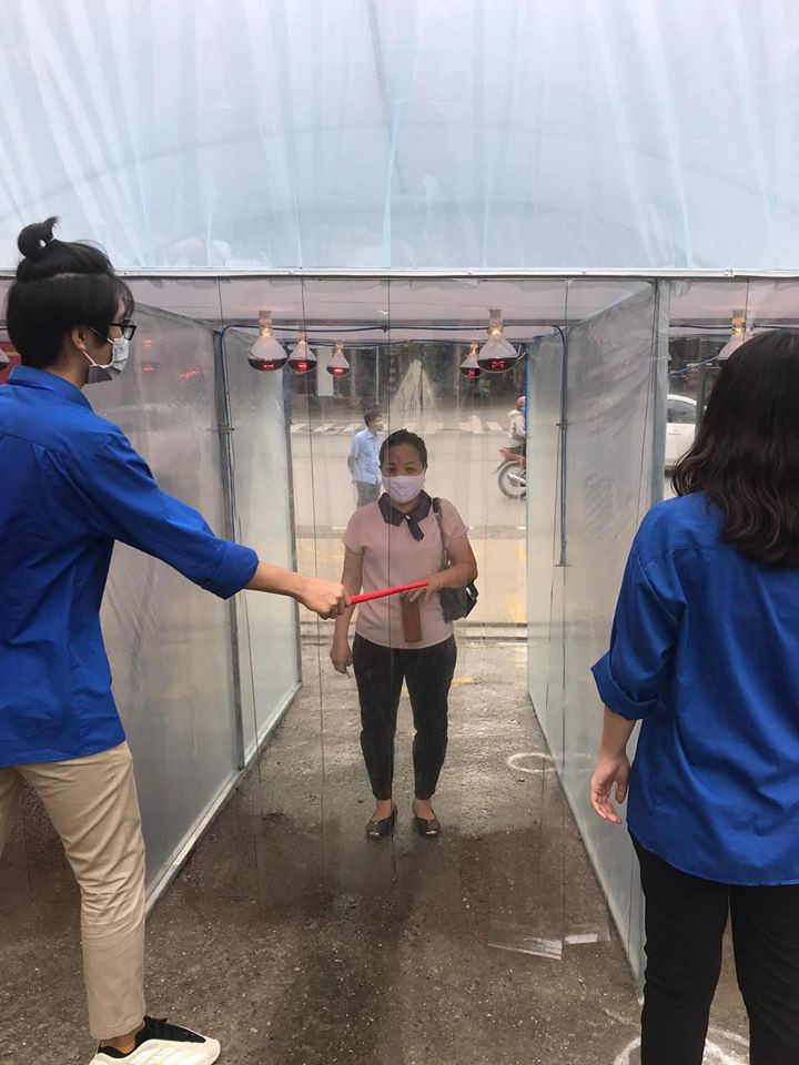 Học sinh Lào Cai chế tạo hệ thống khử trùng toàn thân phòng chống dịch Covid-19 ảnh 3