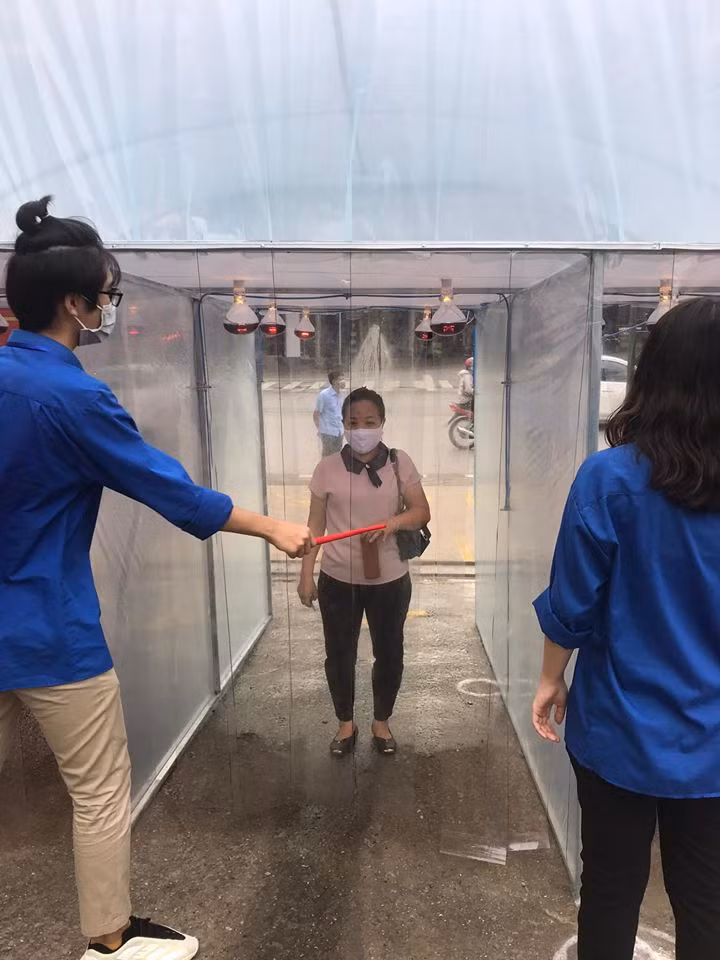 Học sinh Lào Cai chế tạo hệ thống khử trùng toàn thân phòng chống dịch Covid-19 ảnh 3