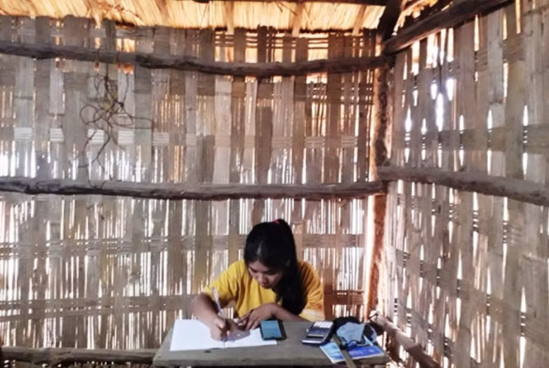 Học sinh dân tộc dựng lán trên đồi học online trong mùa dịch ảnh 6