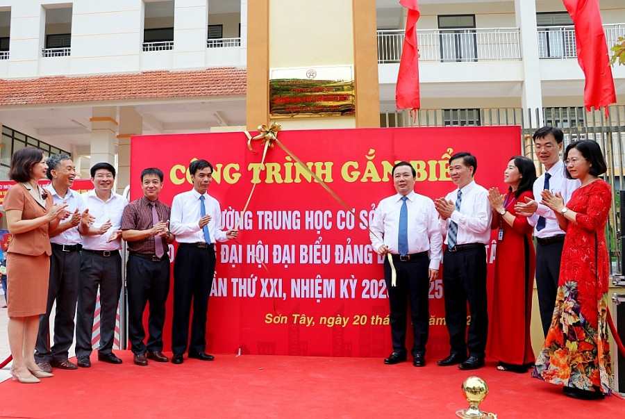 Hà Nội: Gắn biển công trình trường học chào mừng Đại hội Đảng bộ thị xã Sơn Tây