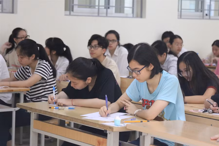 Trường chuyên đầu tiên của Hà Nội thi tuyển sinh vào lớp 10 với tỉ lệ chọi "khủng"