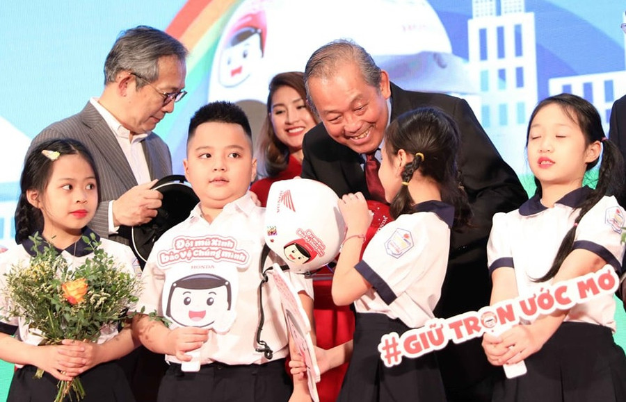 Tặng gần 2 triệu mũ bảo hiểm đạt chuẩn cho học sinh lớp 1