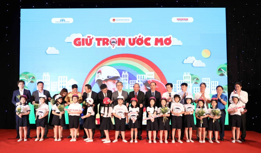Tặng gần 2 triệu mũ bảo hiểm đạt chuẩn cho học sinh lớp 1 ảnh 1 Tặng gần 2 triệu mũ bảo hiểm đạt chuẩn cho học sinh lớp 1 ảnh 1