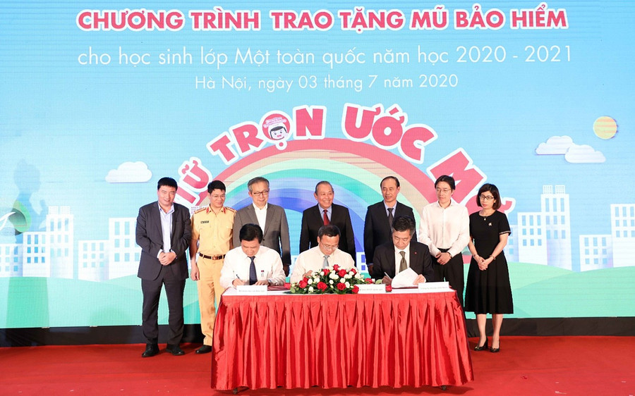 Tặng gần 2 triệu mũ bảo hiểm đạt chuẩn cho học sinh lớp 1 ảnh 2 Tặng gần 2 triệu mũ bảo hiểm đạt chuẩn cho học sinh lớp 1 ảnh 2