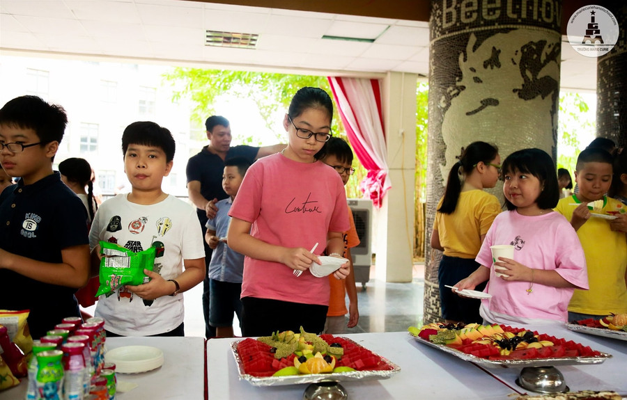 Ngôi trường sáng thi, tối công bố điểm, học sinh thi như đi picnic ảnh 2 Ngôi trường sáng thi, tối công bố điểm, học sinh thi như đi picnic ảnh 2