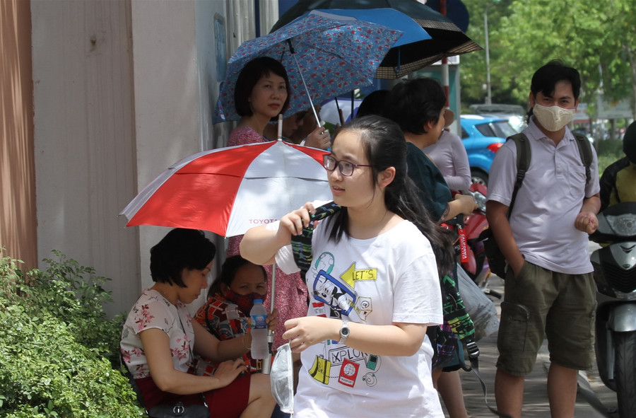 Hà Nội: Thí sinh thi chuyên trong nắng nóng 38 độ C ảnh 2