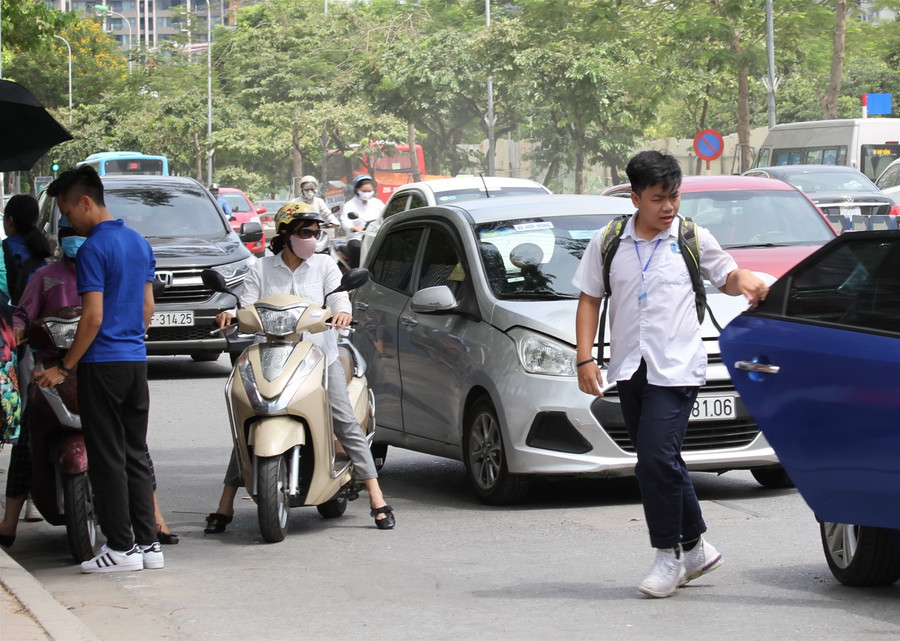 Hà Nội: Thí sinh thi chuyên trong nắng nóng 38 độ C ảnh 6