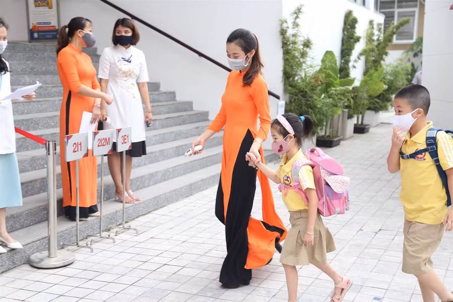 Học sinh Hà Nội trở lại trường: Môi trường an toàn, phụ huynh yên tâm ảnh 5