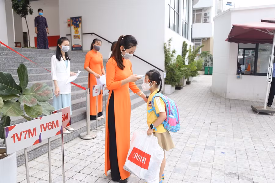 Học sinh Hà Nội trở lại trường: Môi trường an toàn, phụ huynh yên tâm ảnh 4