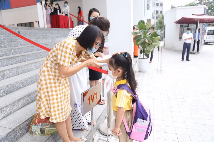Học sinh Hà Nội trở lại trường: Môi trường an toàn, phụ huynh yên tâm ảnh 3