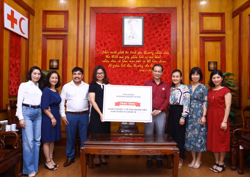 Trao tặng khẩu trang y tế cho người Việt ở nước ngoài khó khăn vì Covid-19 ảnh 1