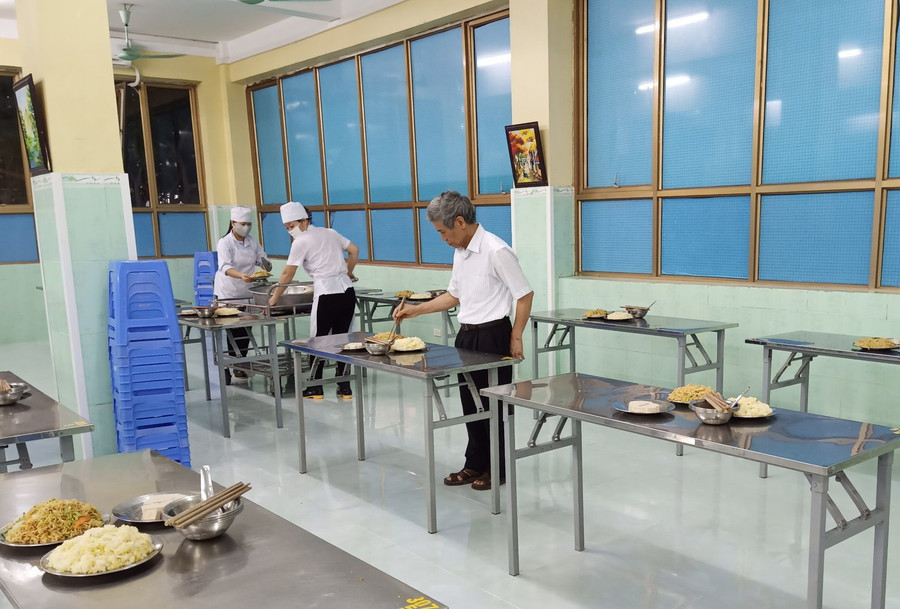Thầy cô dậy sớm nấu ""xôi đỗ"" tiếp sức cho học trò đi thi ảnh 1 Thầy cô dậy sớm nấu ""xôi đỗ"" tiếp sức cho học trò đi thi ảnh 1