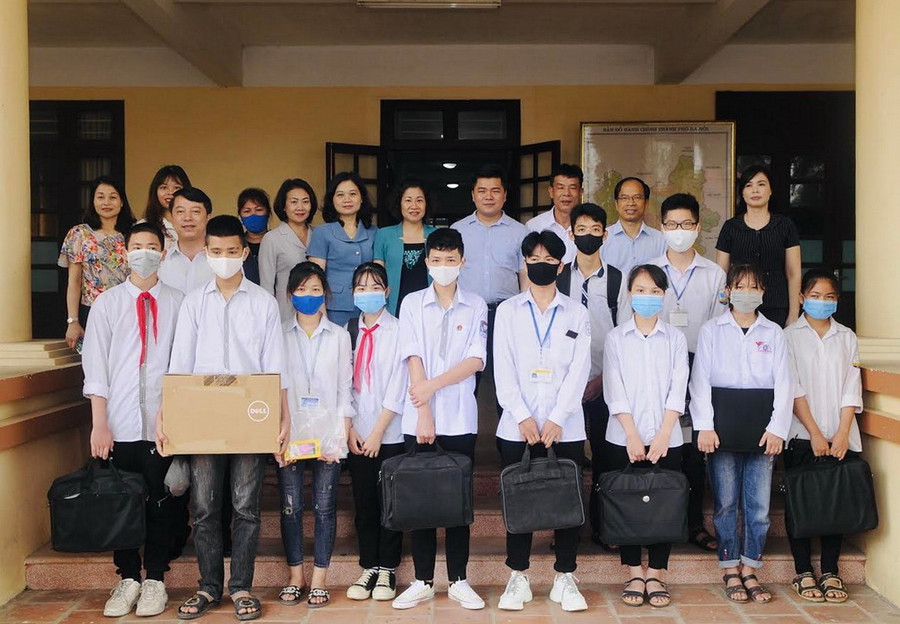 Hà Nội: Thêm 54 học sinh hoàn cảnh khó khăn được hỗ trợ thiết bị học tập ảnh 1 Hà Nội: Thêm 54 học sinh hoàn cảnh khó khăn được hỗ trợ thiết bị học tập ảnh 1