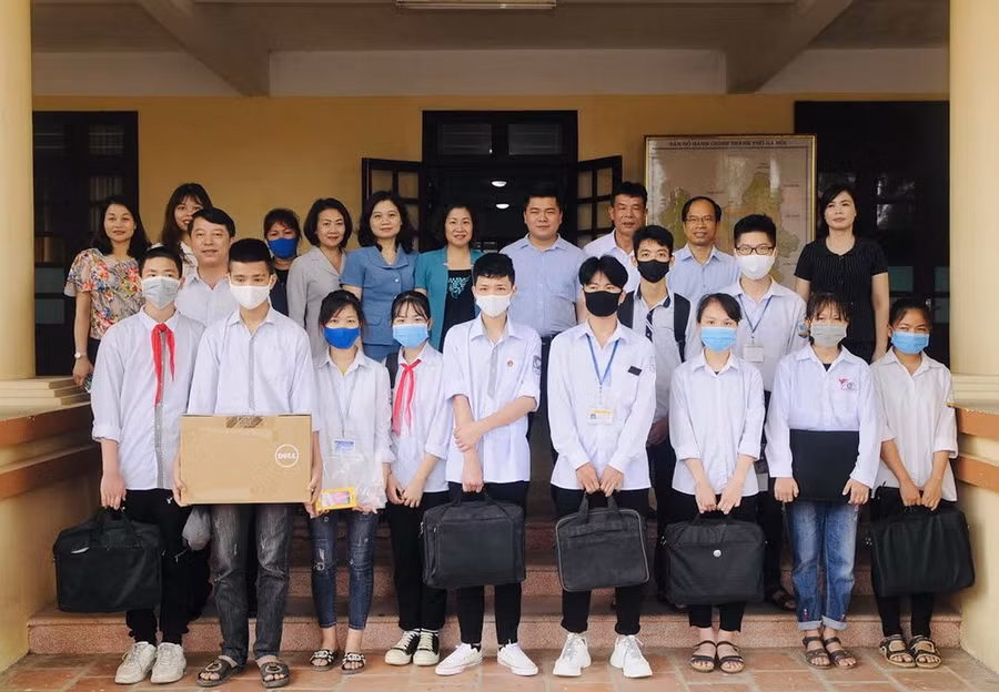 Hà Nội: Thêm 54 học sinh hoàn cảnh khó khăn được hỗ trợ thiết bị học tập ảnh 1