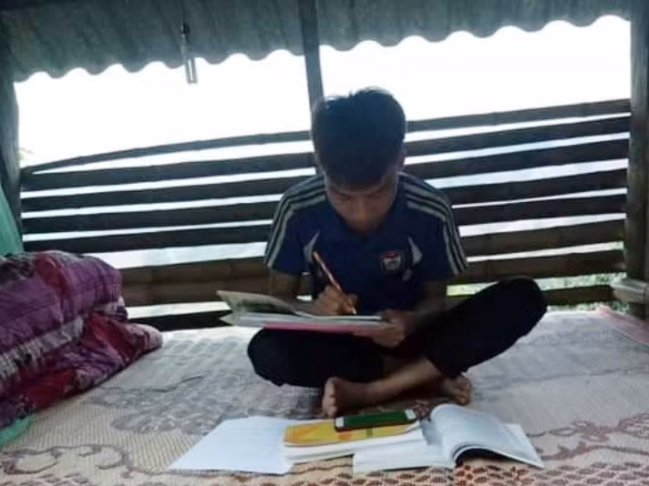 Học sinh dân tộc dựng lán trên đồi học online trong mùa dịch ảnh 1