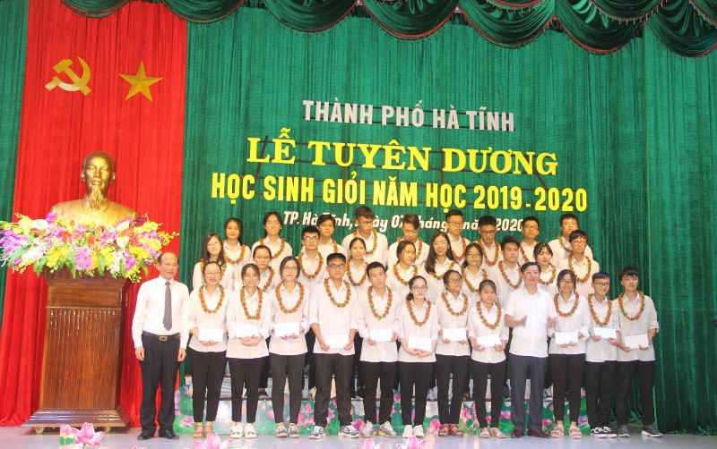 TP Hà Tĩnh tuyên dương gần 200 học sinh, giáo viên xuất sắc ảnh 4